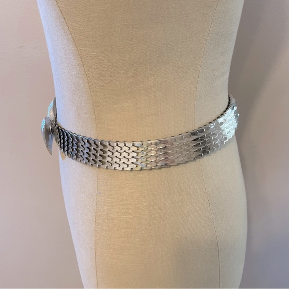 Vintage metal stretch belt with silver tone bow clasp - Picture 2 of 7